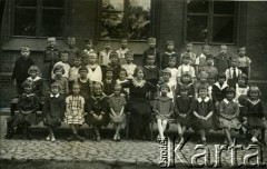 12.06.1935, Bydgoszcz, Polska.
Zakończenie roku szkolnego. Fotografia grupowa klasy Ia szkoły powszechnej im. św. Jana A. Z uczniami siedzi gospodyni p. Liczbańska. 
Fot. NN, zbiory Ośrodka KARTA, przekazała Wiesława Grochola