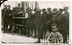 19.06.1935, Gdynia, Polska.
Mały Władysław Grochola z kolegami ojca.
Fot. NN, zbiory Ośrodka KARTA, przekazała Wiesława Grochola