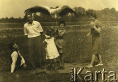 Lata 30., Polska.
Rodzina z bocianem.
Fot. NN, zbiory Ośrodka KARTA, przekazała Wiesława Grochola