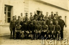 Kwiecień 1918, najprawdopodobniej w niewoli włoskiej.
Żołnierze narodowości polskiej z c.k. armii  - w rzędzie górnym od prawej: Muchowski, Kwiatkowski, Bielowski, NN, Ilkowski, Krause, Koczyrkiewicz, Pomeranz, Sofański, w rzędzie środkowym: Wojnar, Lind, Bogdalski, Drułyński, Pociecha, Biały, Ładas, Górski, Rasławiecki, Władysław Grochola, w rzędzie dolnym: Biskup, Sczednicki, Kuczek, Arciszewski, Scigalski, Zaręba, Poncza.
Fot. NN, zbiory Ośrodka KARTA, przekazała Wiesława Grochola