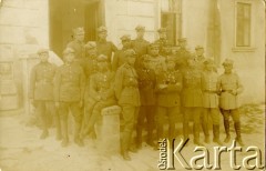 Lata 20., Polska.
Porucznik Władysław Grochola (czwarty od prawej) w towarzystwie kolegów-żołnierzy.
Fot. NN, zbiory Ośrodka KARTA, przekazała Wiesława Grochola