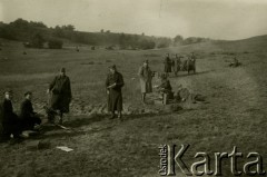 Grudzień 1928, Toruń, Polska.
Centralna Szkoła Strzelnicza, ćwiczenia na poligonie z ostrego strzelania z karabinu maszynowego ogniem pośrednim. Trzeci z lewej kpt. Władysław Grochola.
Fot. NN, zbiory Ośrodka KARTA, przekazała Wiesława Grochola