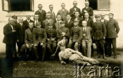 21.08.1925, Złoczów, Polska.
Pożegnanie rezerwistów 8 kompanii 52 pułku piechoty. Pośrodku siedzi podporucznik Władysław Grochola.
Fot. NN, zbiory Ośrodka KARTA, przekazała Wiesława Grochola