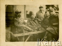 Październik 1925, Sasów, Polska.
Powrót z manewrów. Stoi podporucznik Władysław Grochola, pierwszy z lewej płk SG Tadeusz Malinowski, dowódca 52 pułku piechoty.
Fot. NN, zbiory Ośrodka KARTA, przekazała Wiesława Grochola