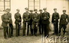 Ok. 1925, Polska. 
Kadra oficerska 52 pułku piechoty, m.in. pułkownik SG Tadeusz Malinowski (w środku, z brodą), podporucznik Władysław Grochola (pierwszy z prawej).
Fot. NN, zbiory Ośrodka KARTA, przekazała Wiesława Grochola