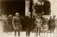 7.09.1924, Złoczów, Polska.
Uroczystość wręczenia sztandaru 52 Pułkowi Piechoty Strzelców Kresowych (sztandar ufundowali mieszkańcy powiatów Złoczów, Zborów, Przemyślany). W środku stoi prezydent RP Stanisław Wojciechowski, obok niego dowódca pułku pułkownik Stanisław Powroźnicki ( z lewej), attache włoski pułkownik G.C. Iwaldi (z prawej).
Fot. Ludwik Mueller, zbiory Ośrodka KARTA, przekazała Wiesława Grochola