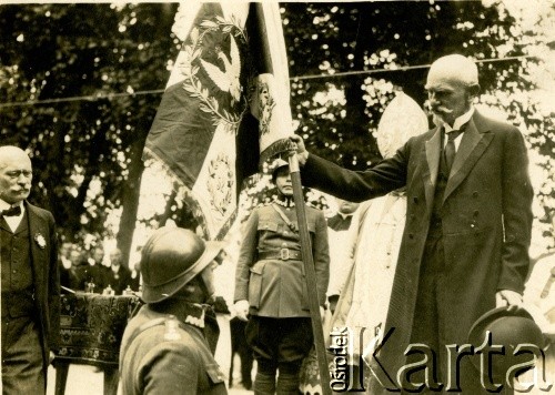 7.09.1924, Złoczów, Polska.
Uroczystość wręczenia sztandaru 52 Pułkowi Piechoty Strzelców Kresowych (sztandar ufundowali mieszkańcy powiatów Złoczów, Zborów, Przemyślany). Pierwszy z prawej prezydent RP Stanisław Wojciechowski.
Fot. NN, zbiory Ośrodka KARTA, przekazała Wiesława Grochola