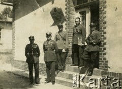 1928-1937, Bydgoszcz, Polska. 
Komenda Obozu Szkoły Podchorążych dla Podoficerów (?), drugi z lewej NN pułkownik (najprawdopodobniej dyplomowany), z Krzyżem Srebrnym Orderu Virtuti Militari na piersi.
Fot. NN, zbiory Ośrodka KARTA, przekazała Wiesława Grochola