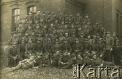 19.10.1930, Rybnik, Polska.
III turnus rezerwistów (29.09-25.10.1930). I kompania karabinów maszynowych 75 pułku piechoty. Pośrodku siedzi kapitan Władysław Grochola.
Fot. NN, zbiory Ośrodka KARTA, przekazała Wiesława Grochola