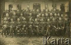 Październik 1930, Rybnik, Polska.
Oficerowie i podoficerowie 1 kompanii 75 pułku piechoty. Od lewej: chor. Janczak, por. Rydlewski, por. Mielczarski, por. Kwaśniewski, kpt. Władysław Grochola, kpt. Marian Głut (?), mjr Żytniewski, kpt. Nosarzewski, kpt. Kiljan, por. Gawrych, ppor. Kobrzyński.
Fot. NN, zbiory Ośrodka KARTA, przekazała Wiesława Grochola