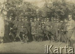 Październik 1931, Toruń, Polska.
II turnus oficerów rezerwy Centralnej Szkoły Strzelniczej. Piąty od lewej stoi kapitan Władysław Grochola, siódmy major Żytniewski.
Fot. NN, zbiory Ośrodka KARTA, przekazała Wiesława Grochola