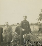 Październik 1931, Toruń, Polska.
II turnus oficerów rezerwy Centralnej Szkoły Strzelniczej. Na pierwszym planie stoi porucznik Władysław Grochola.
Fot. NN, zbiory Ośrodka KARTA, przekazała Wiesława Grochola