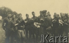 Październik 1934, Kijewo pod Chełmnem, Polska.
Koncentracja letnia 15 Dywizji Piechoty. W pierwszym rzędzie pierwszy od lewej kapitan Władysław Grochola.
Fot. NN, zbiory Ośrodka KARTA, przekazała Wiesława Grochola
