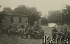 18.07.1932, Grupa, Polska.
Obóz ćwiczebny, ćwiczenia z bronią maszynową.
Fot. NN, zbiory Ośrodka KARTA, przekazała Wiesława Grochola