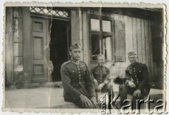 Sierpień 1934, Trzebcz Szlachecki, Polska. 
Kapitan Władysław Grochola (pierwszy z lewej) z kolegami.
Fot. NN, zbiory Ośrodka KARTA, przekazała Wiesława Grochola