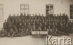 Lata 20., Polska. 
8 kompania 52 pułku piechoty, w której służył por. Władysław Grochola. W środku dowódca pułku pułkownik Tadeusz Malinowski (siedzi bokiem).
Fot. NN, zbiory Ośrodka KARTA, przekazała Wiesława Grochola