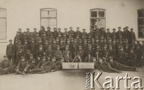 Lata 20., Polska. 
8 kompania 52 pułku piechoty, w której służył por. Władysław Grochola. W środku dowódca pułku pułkownik Tadeusz Malinowski (siedzi bokiem).
Fot. NN, zbiory Ośrodka KARTA, przekazała Wiesława Grochola