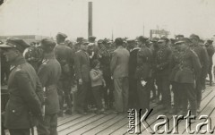 19.06.1935, Gdynia, Polska.
Kapitan Władysław Grochola wśród żołnierzy.
Fot. NN, zbiory Ośrodka KARTA, przekazała Wiesława Grochola