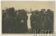 19.06.1935, Gdynia, Polska.
Port morski, pośrodku w głębi kpt. Władysław Grochola.
Fot. NN, zbiory Ośrodka KARTA, przekazała Wiesława Grochola