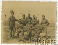 Lipiec 1936, Rozewie, Polska.
I turnus obozu przysposobienia wojskowego DOK VII. Pośrodku siedzi kapitan Władysław Grochola.
Fot. NN, zbiory Ośrodka KARTA, przekazała Wiesława Grochola