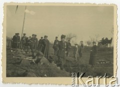 Lata 30., Polska.
Ćwiczenia wojskowe przysposobienia wojskowego, widać karabinki sportowe.
Fot. NN, zbiory Ośrodka KARTA, przekazała Wiesława Grochola