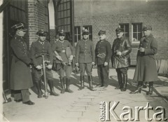 Przełom lat 20. i 30., Polska. 
Oficerowie i podoficerowie Wojska Polskiego z funkcjonariuszami straży pożarnej, pierwszy od prawej kapitan Władysław Grochola. 
Fot. NN, zbiory Ośrodka KARTA, przekazała Wiesława Grochola
