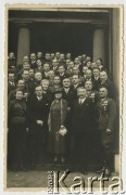 14.11.1937, Śrem, Polska
Walny zjazd delegatów Powiat. ŻS. Wśród delegatów (pośrodku, za kobietą w kapeluszu) major Władysław Grochola.
Fot. NN, zbiory Ośrodka KARTA, przekazała Wiesława Grochola