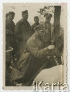 1937-1939, Polska. 
Kapitan Władysław Grochola w czasie wykładu o obsłudze ckm.
Fot. NN, zbiory Ośrodka KARTA, przekazała Wiesława Grochola