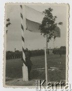Lipiec 1937, Rozewie, Polska.
Podniesienie chorągwi obozowej na obozie przysposobienia wojskowego DOK VII.
Fot. NN, zbiory Ośrodka KARTA, przekazała Wiesława Grochola