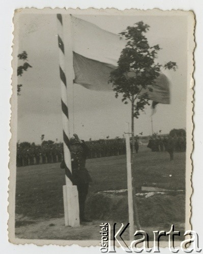 Lipiec 1937, Rozewie, Polska.
Podniesienie chorągwi obozowej na obozie przysposobienia wojskowego DOK VII.
Fot. NN, zbiory Ośrodka KARTA, przekazała Wiesława Grochola