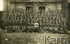 Koniec lat 20., Polska.
Fotografia grupowa żołnierzy, w pierwszym rzędzie ósmy od lewej siedzi kpt. Władysław Grochola. 
Fot. NN, zbiory Ośrodka KARTA, przekazała Wiesława Grochola