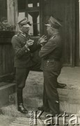 1937, Rozewie, Polska.
Obóz letni przysposobienia wojskowego DOK VII na zakończenie II stopnia PW. Dowódca grupy (po lewej) major Władysław Grochola i gospodarz kasyna.
Fot. NN, zbiory Ośrodka KARTA, przekazała Wiesława Grochola