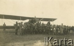 Koniec lat 20., Polska.
Grupa oficerów i żołnierzy z niezidentyfikowanego oddziału wojskowego, prawdopodobnie w czasie manewrów z udziałem lotnictwa, w tle widoczny francuski samolot rozpoznawczy Breguet XIV.
Fot. NN, zbiory Ośrodka KARTA, przekazała Wiesława Grochola