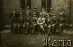 Przełom lat 20. i 30., Polska. 
Oficerowie 75 pułku piechoty Wojska Polskiego, czwarty od lewej siedzi kapitan Władysław Grochola.
Fot. NN, zbiory Ośrodka KARTA, przekazała Wiesława Grochola