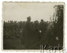 Lipiec 1937, Rozewie, Polska. 
Obóz przysposobienia wojskowego DOK VII. Płk dypl. Maksymilian Milan-Kamski rozpala obozowe ognisko.
Fot. NN, zbiory Ośrodka KARTA, przekazała Wiesława Grochola
