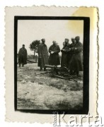 Lata 30., Polska. 
Ćwiczenia wojskowe, prawdopodobnie drugi z lewej kpt. Władysław Grochola.
Fot. NN, zbiory Ośrodka KARTA, przekazała Wiesława Grochola