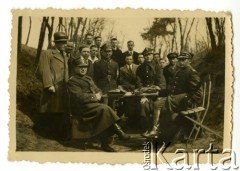 1937-1939, Polska. 
Oficerowie i podoficerowie oraz cywile, pierwszy z prawej major Władysław Grochola.
Fot. NN, zbiory Ośrodka KARTA, przekazała Wiesława Grochola