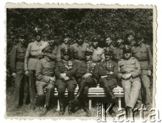 Lipiec 1937, Rozewie, Polska.
Obóz letni przysposobienia wojskowego DOK VII, junacy z Gniezna. Na ławce od prawej siedzą: drugi kapitan Józef Nawrocki, trzeci major Władysław Grochola.
Fot. NN, zbiory Ośrodka KARTA, przekazała Wiesława Grochola