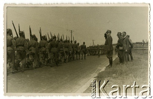 Lipiec 1938, Rozewie, Polska. 
Obóz letni przysposobienia wojskowego DOK VII. Na pierwszym planie  gen. Kazimierz Sawicki, dyrektor Państwowego Urzędu Wychowania Fizycznego i Przysposobienia Wojskowego w Warszawie.
Fot. NN, zbiory Ośrodka KARTA, przekazała Wiesława Grochola