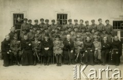 1938, Kobylin, Polska.
Po poświęceniu pomnika ku czci Powstańców Wielkopolskich. W pierwszym rzędzie piąty od prawej major Władysław Grochola.
Fot. NN, zbiory Ośrodka KARTA, przekazała Wiesława Grochola