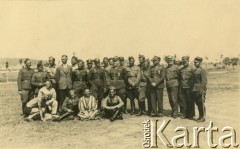 Lipiec 1938, Rozewie, Polska.
Grupa oficerów obozu przysposobienia wojskowego DOK VII. W pierwszym rzędzie trzeci od lewej stoi major Władysław Grochola, na zdjęciu  gen. Kazimierz Sawicki, dyrektor Państwowego Urzędu Wychowania Fizycznego i Przysposobienia Wojskowego w Warszawie.
Fot. NN, zbiory Ośrodka KARTA, przekazała Wiesława Grochola