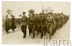 Lipiec 1938, Jastrzębia Góra, Polska.
Obóz letni przysposobienia wojskowego DOK VII. Przemarsz junaków po nabożeństwie.
Fot. NN, zbiory Ośrodka KARTA, przekazała Wiesława Grochola