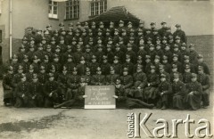 7-9.11.1938, Krotoszyn, Polska. 
Kurs skoszarowany przysposobienia wojskowego junaków II stopnia DOK VII; w środku mjr Władysław Grochola.
Fot. NN, zbiory Ośrodka KARTA, przekazała Wiesława Grochola