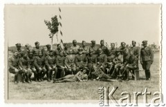 Lipiec 1938, Rozewie, Polska.
Grupa oficerów obozu letniego przysposobienia wojskowego DOK VII. Szósty z lewej siedzi major Władysław Grochola, w środku siedzi  gen. Kazimierz Sawicki, dyrektor Państwowego Urzędu Wychowania Fizycznego i Przysposobienia Wojskowego w Warszawie.
Fot. NN, zbiory Ośrodka KARTA, przekazała Wiesława Grochola