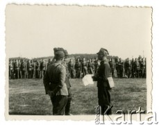 Lipiec 1938, Rozewie, Polska. 
Obóz letni przysposobienia wojskowego DOK VII. Po prawej major Władysław Grochola.
Fot. NN, zbiory Ośrodka KARTA, przekazała Wiesława Grochola
