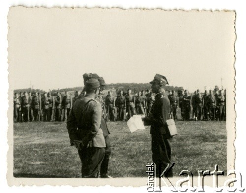 Lipiec 1938, Rozewie, Polska. 
Obóz letni przysposobienia wojskowego DOK VII. Po prawej major Władysław Grochola.
Fot. NN, zbiory Ośrodka KARTA, przekazała Wiesława Grochola