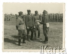 Lipiec 1938, Rozewie, Polska.
Obóz letni przysposobienia wojskowego DOK VII. Pierwszy z prawej major Władysław Grochola, trzeci  gen. Kazimierz Sawicki, dyrektor Państwowego Urzędu Wychowania Fizycznego i Przysposobienia Wojskowego w Warszawie.
Fot. NN, zbiory Ośrodka KARTA, przekazała Wiesława Grochola