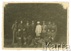 Lipiec 1938, Rozewie, Polska.
Obóz letni przysposobienia wojskowego DOK VII. Czwarty od lewej stoi major Władysław Grochola.
Fot. NN, zbiory Ośrodka KARTA, przekazała Wiesława Grochola