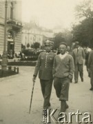 Sierpień 1932, Krynica, Polska.
Kapitan Kazimierz  Gawroński (po prawej), kapitan Władysław Grochola.
Fot. NN, zbiory Ośrodka KARTA, przekazała Wiesława Grochola