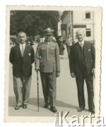 2.09.1932, Krynica, Polska. 
Spacer, pośrodku kapitan Władysław Grochola. 
Fot. NN, zbiory Ośrodka KARTA, przekazała Wiesława Grochola